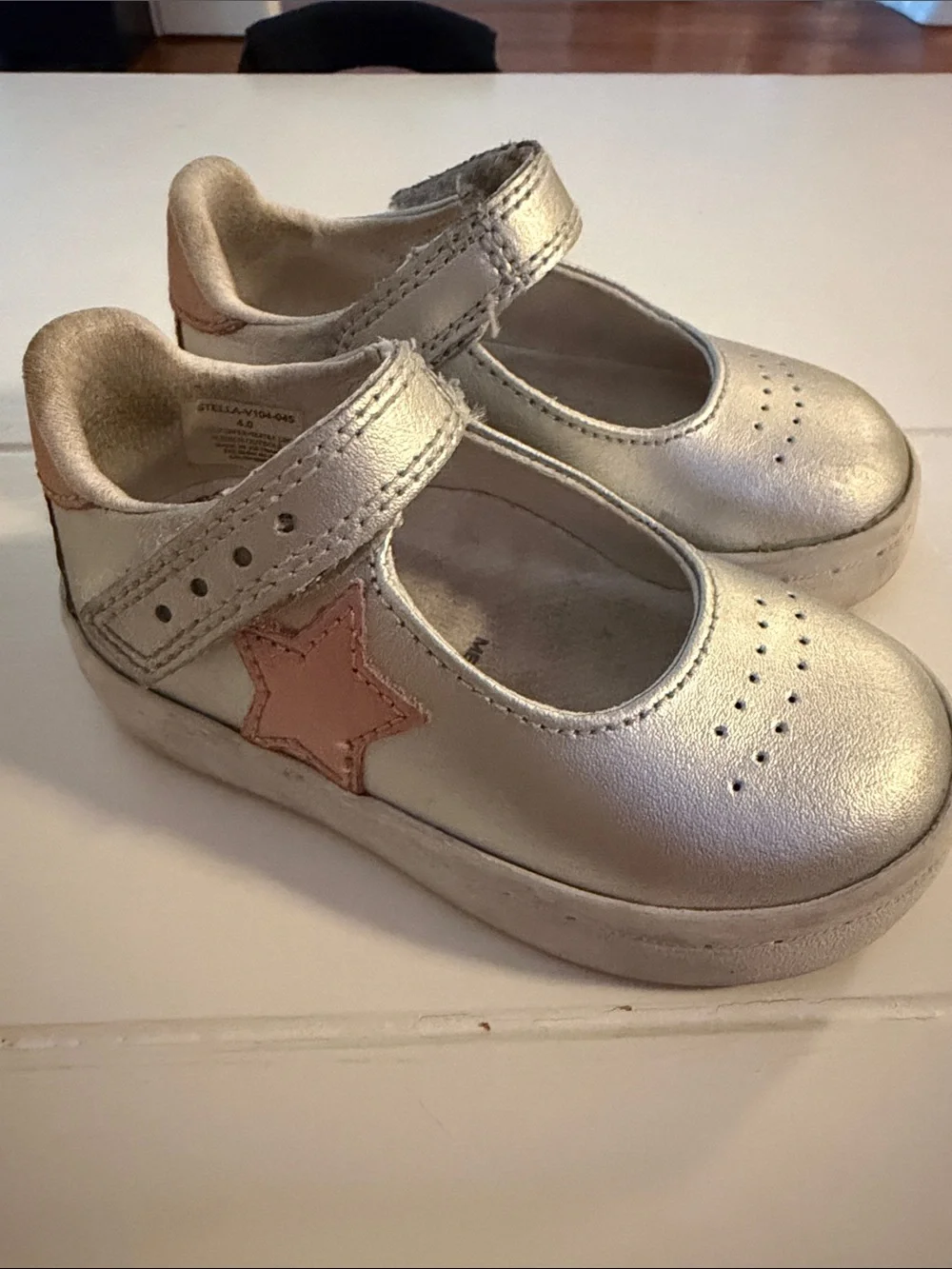 FootMates Metallic Silver Mary Jane Shoes with Pink Star